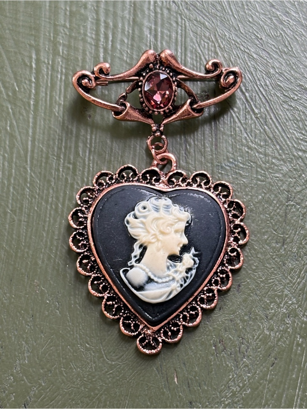 Vintage-Inspired Black & Rose Gold Cameo Heart Pendant Brooch